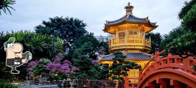 Enjoy Chinese food in Hong Kong, China